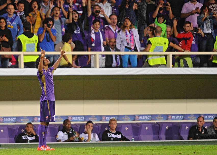 Juan Cuadrado segna il primo gol della sua stagione ed esulta: la Fiorentina batte 3-0 il Guingamp. Ansa